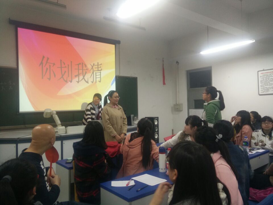 活动现场参赛者回答问题
