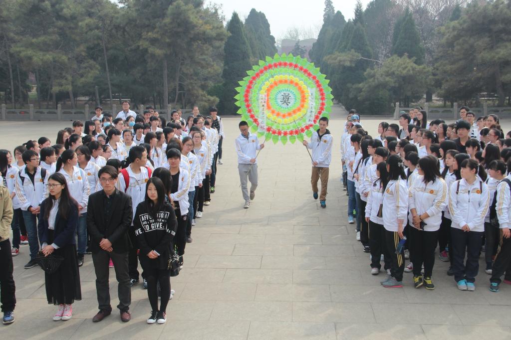 学生为烈士献花圈