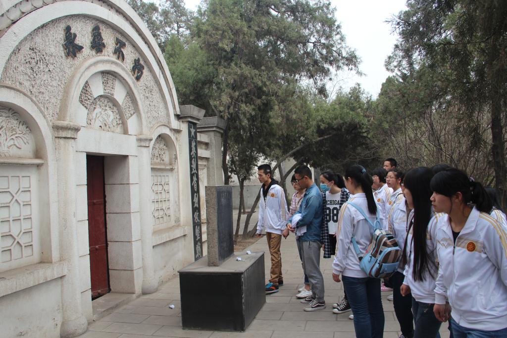 学生参观陵园,缅怀先烈