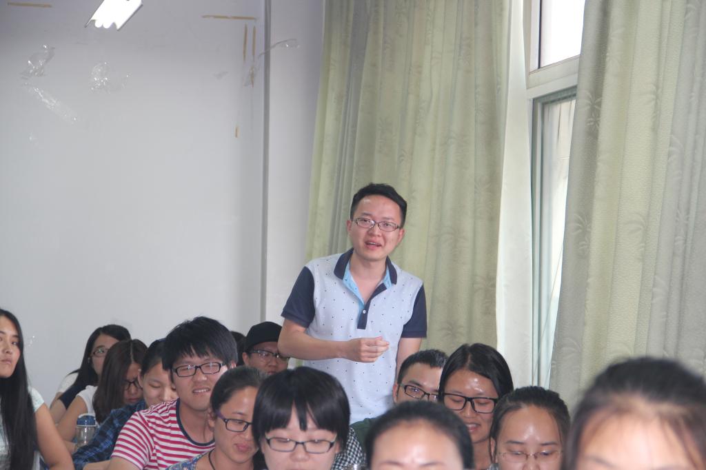 学生与王小英教授互动