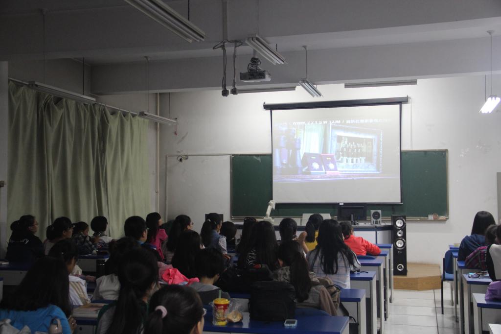 同学们聚精会神的观看电影