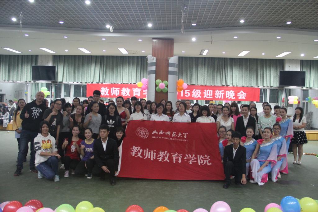 同学们合影留念