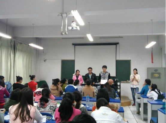 为优秀志愿者颁奖