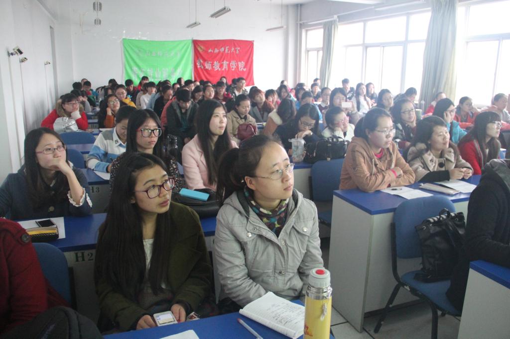 学生们认真听讲