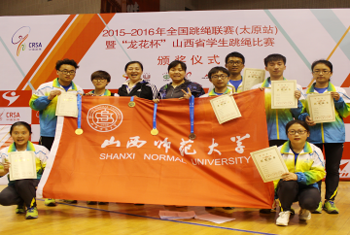 威尼斯官网赵娜(第一排右一)冷宸祎(第二排左二)与参赛者合影留念
