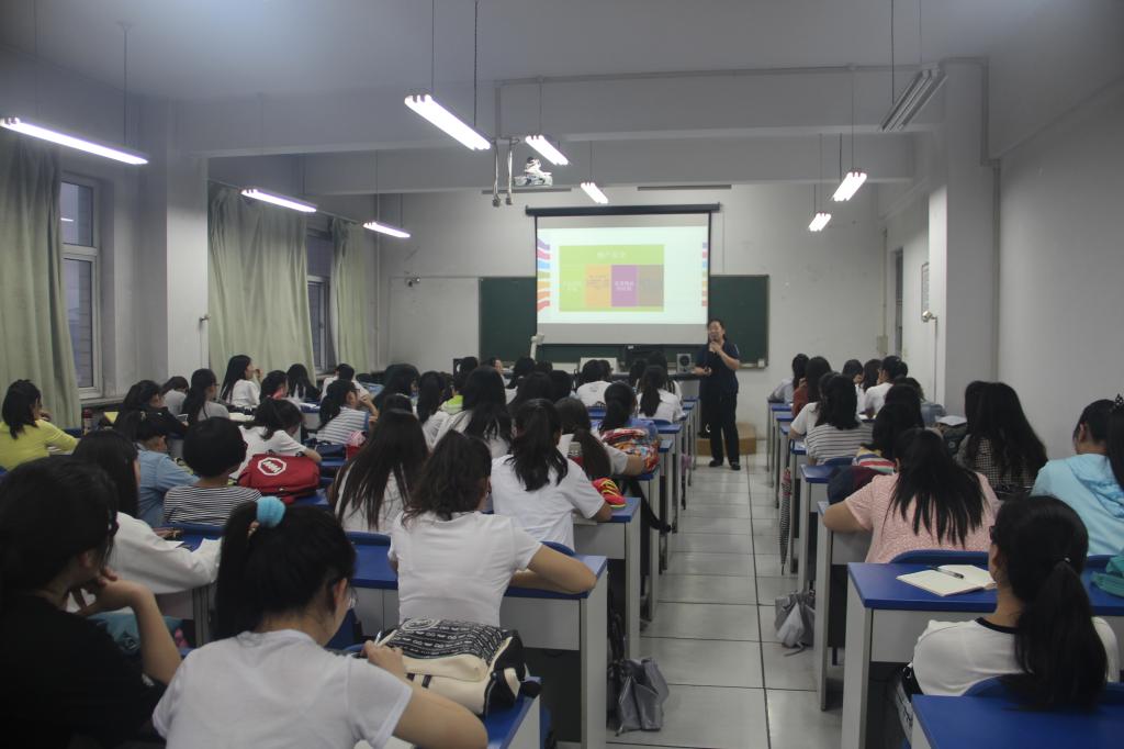 学生认真听讲