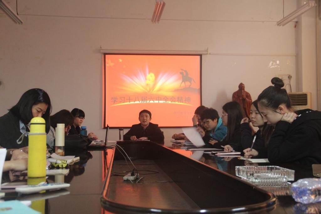 宁老师带领大家学习两个会议精神