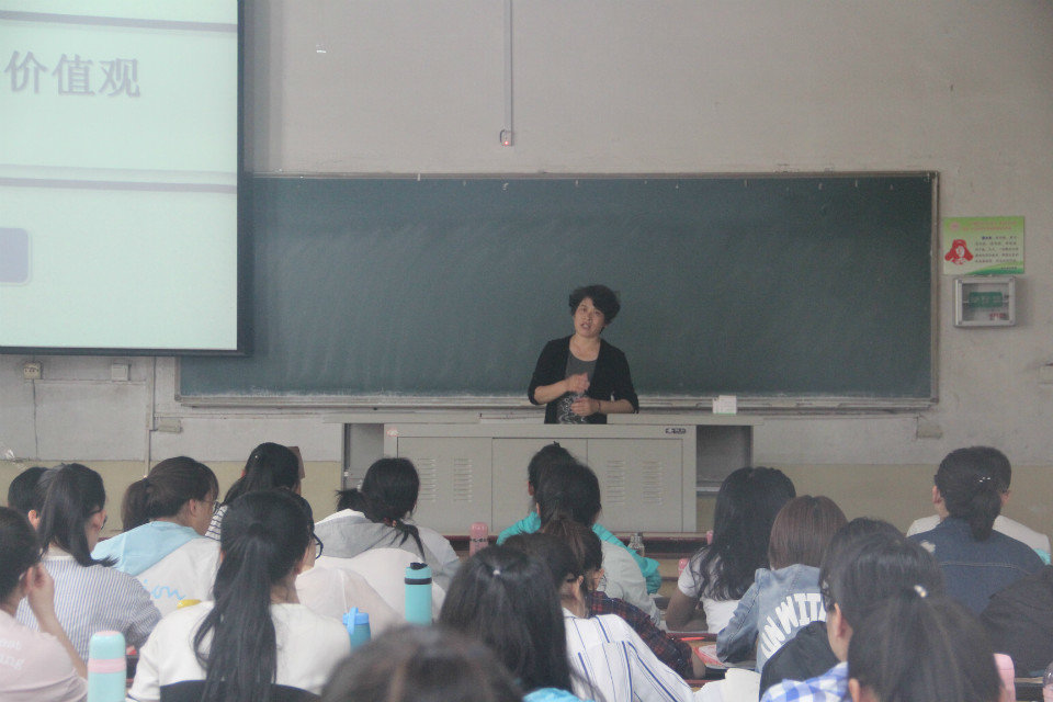 李海鸥老师带领大家学习《社会主义核心价值观》