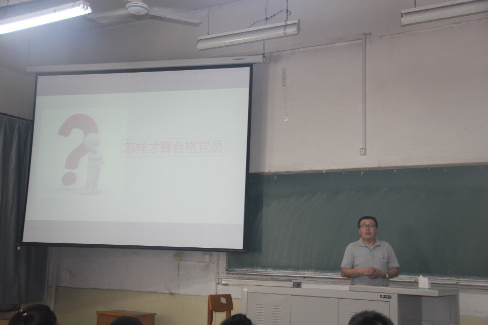 赵嵬老师带领大家学习《以实际行动争取做一名合格的共产党员》