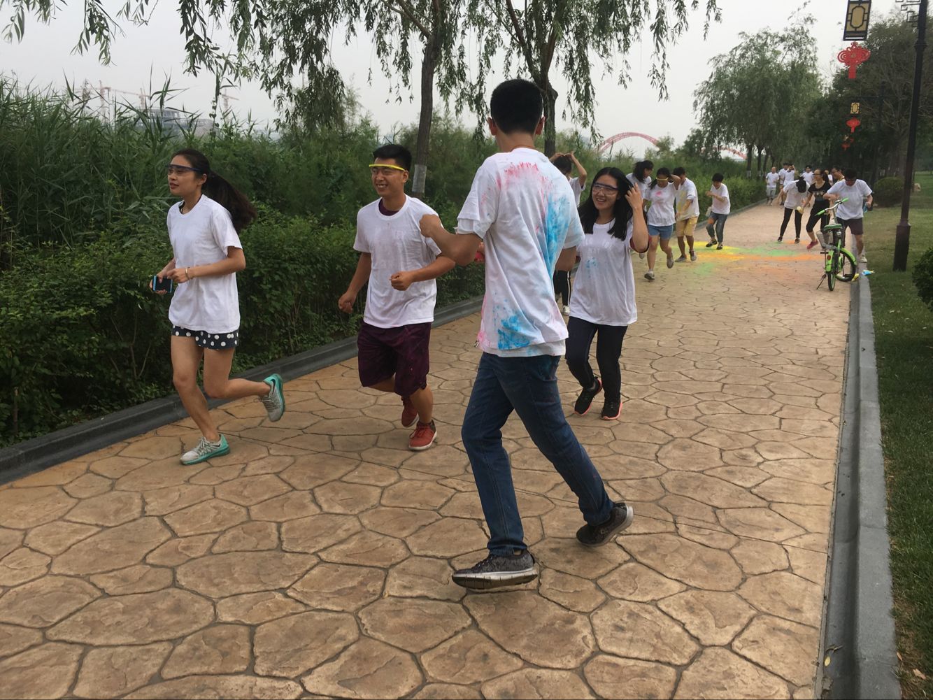 正在跑步的“彩虹人”