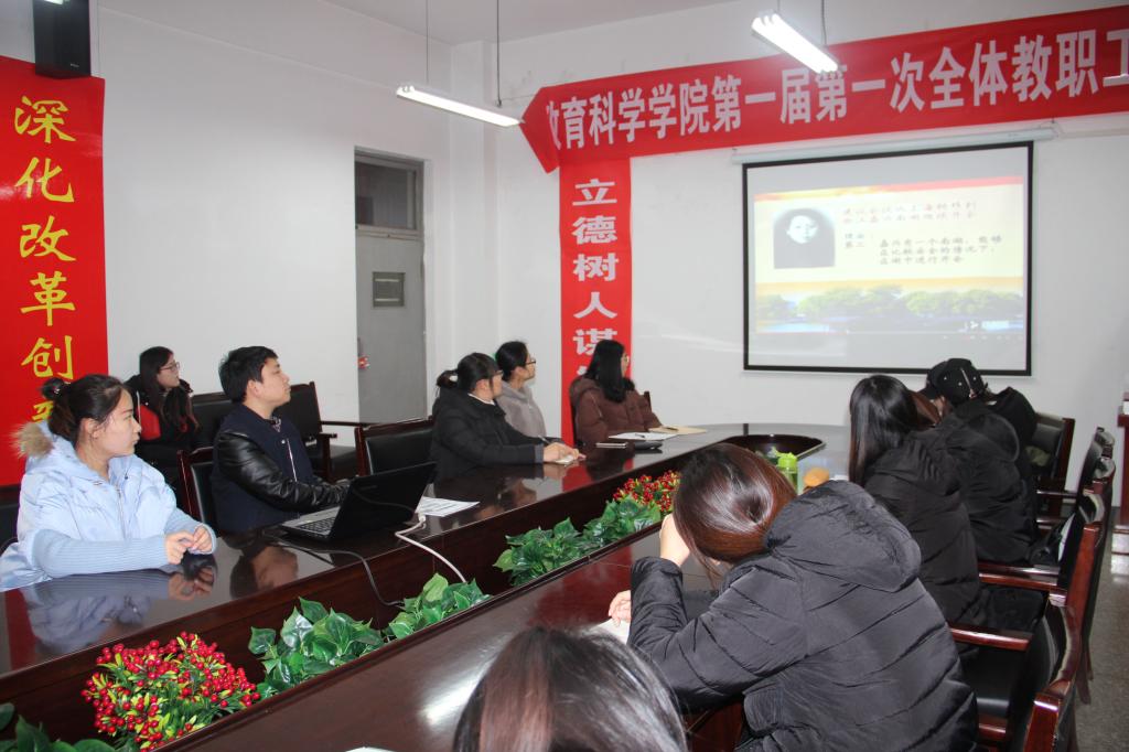 党员观看视频学习红船精神纪录片